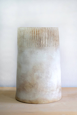 Osłonka na doniczkę biało-brązowa z małymi prążkami