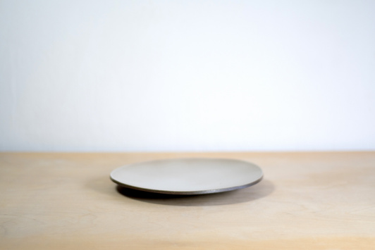 Talerz Czarny z białym matowym wykończeniem