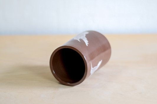 Wazon Brązowo-Biały dekorowany ręcznie wycinanką w koliberki