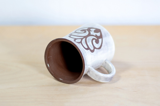 Kubek na kawę. Brązowo-Biały z ozdobnym dekorem, wykonany ręcznie