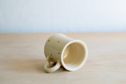 Kubek w czarne kropeczki