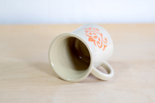 Kubek na kawę. Biały z koralowym dekorem