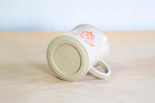 Kubek na kawę. Biały z koralowym dekorem