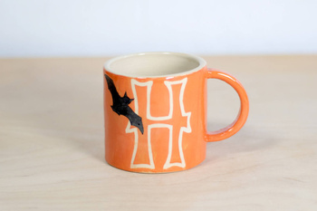Kubek na kawę lub herbatę. Pomarańczowo-Biały w nietoperze