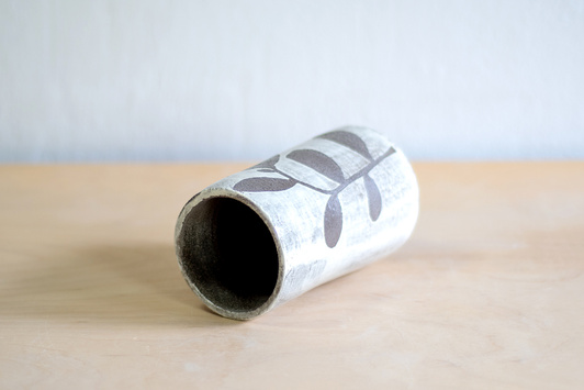 Wazon Czarno-Biały dekorowany ręcznie wycinanką w kwiaty