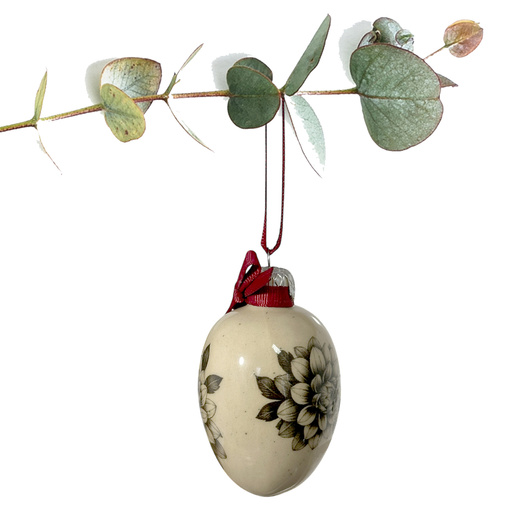 Jajko wielkanocne z bordową wstążeczką. Dalie