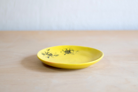 Spodeczek do dużej filiżanki z tatuażami, żółty