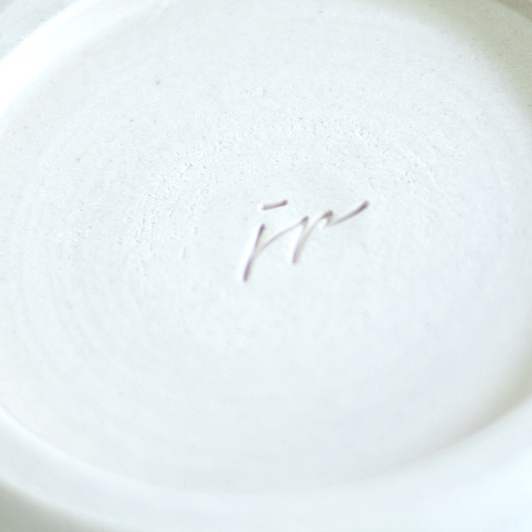 Wazon Biały dekorowany ręcznie wycinanką w liście