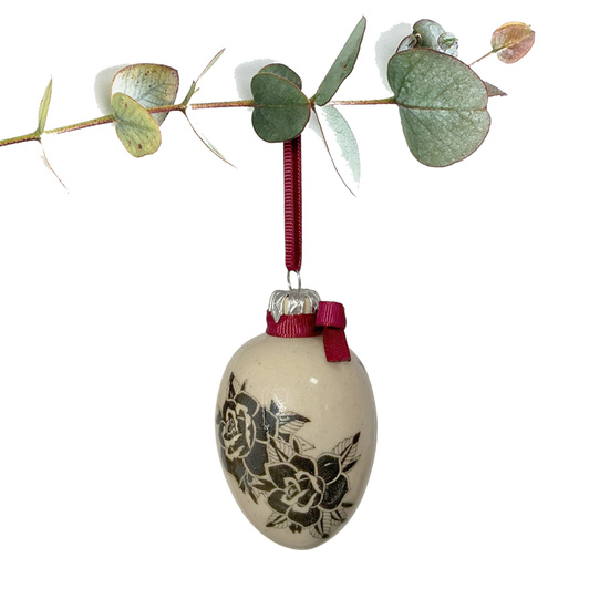 Jajko wielkanocne z bordową wstążeczką. Kwiaty z tatuaży