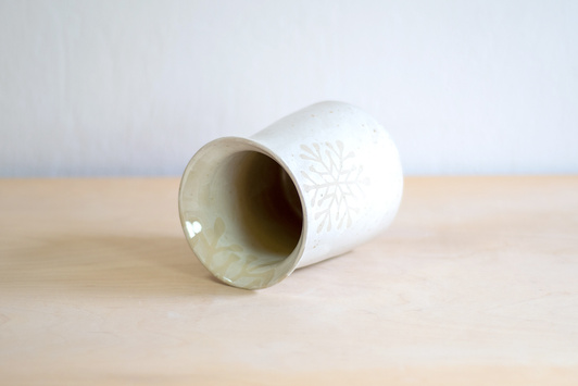 Wazon Kremowy w cętki z gwieździstymi dekoracjami