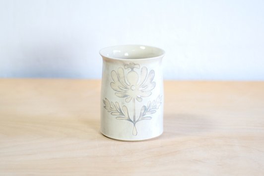 Wazon Biało-Szary dekorowany ręcznie wycinanką w kwiaty