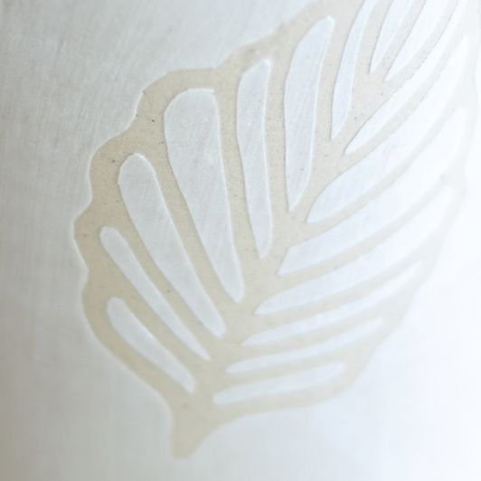 Wazon Biały dekorowany ręcznie wycinanką w liście