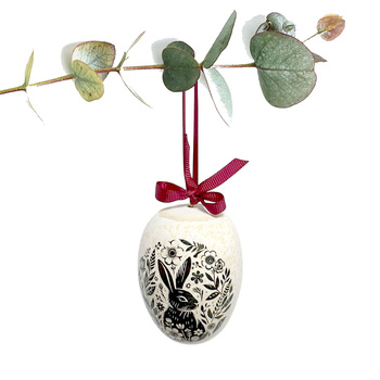 Jajko wielkanocne z bordową wstążeczką. Zając i ptaszek.