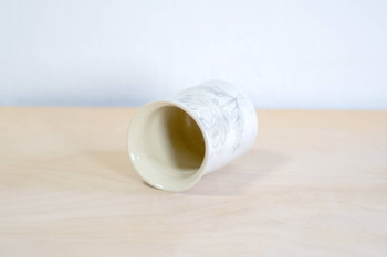 Wazon Biało-Szary dekorowany ręcznie wycinanką w kwiaty