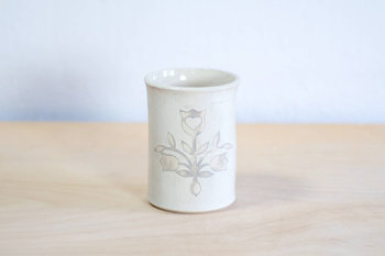 Wazon Biało-Szary dekorowany ręcznie wycinanką w kwiaty