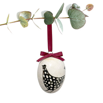 Jajko wielkanocne z bordową wstążeczką. Kurki.