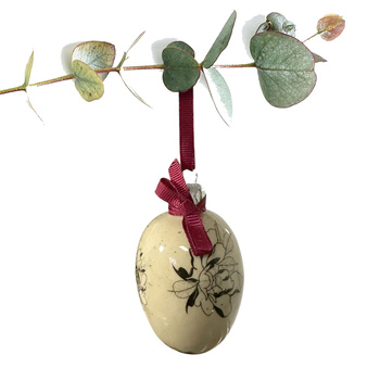 Jajko wielkanocne z bordową wstążeczką. Czarne i srebrzyste kwiaty z tatuaży