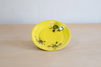 Spodeczek do małej filiżanki z tatuażami, żółty