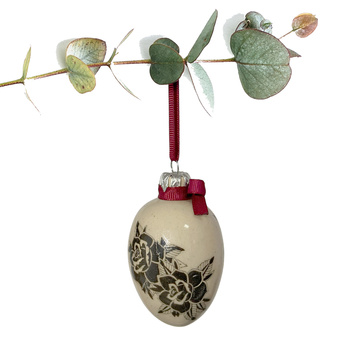 Jajko wielkanocne z bordową wstążeczką. Kwiaty z tatuaży