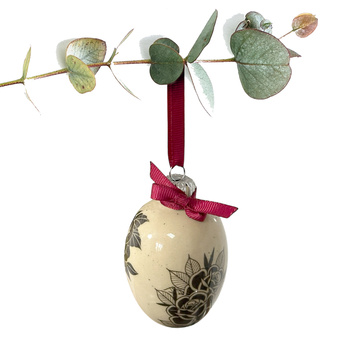 Jajko wielkanocne z bordową wstążeczką. Kwiaty z tatuaży w ciemnych odcieniach