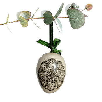 Jajko wielkanocne z zieloną wstążeczką. Koroneczki okrągłe