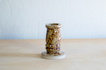 Świecznik orzechowy na średniej wielkości świecę