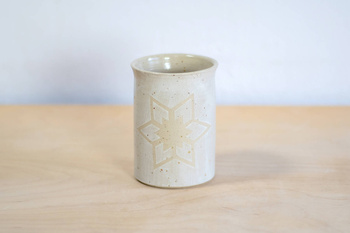 Wazon Kremowy w cętki dekorowany ręcznie wycinanką w gwiazdki