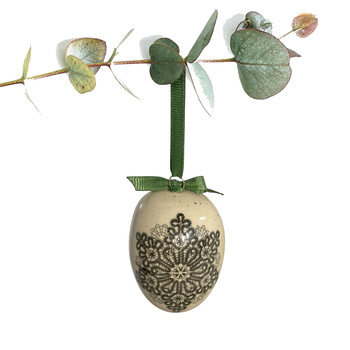 Jajko wielkanocne z zieloną wstążeczką. Koroneczki okrągłe i ciemne