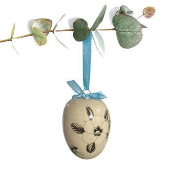 Jajko wielkanocne z błękitną wstążeczką. Biały kwiatek i owady