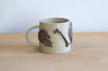 Kubek na herbatę w trupie czaszki