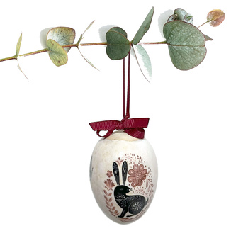 Jajko wielkanocne z bordową wstążeczką. Zając i ptaszek.