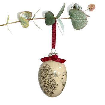 Jajko wielkanocne z bordową wstążeczką. Koronki z delikatnym deseniem