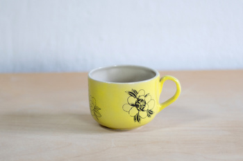 Filiżanka na kawę z tatuażami, żółta