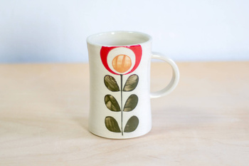 Kubek na kawę. Biały z czerwono-zielonym kwiatem
