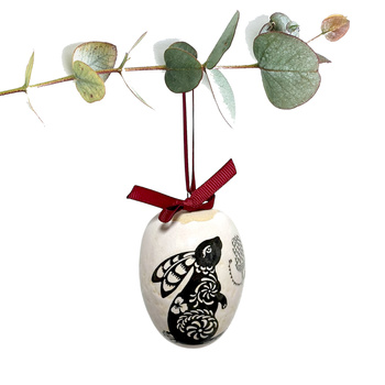 Jajko wielkanocne z bordową wstążeczką. Zając i ptaszek.