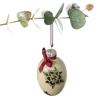 Jajko wielkanocne z bordową wstążeczką. Czarne kwiaty z tatuaży