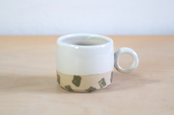 Kubeczek do kawy biały w kwadraciki khaki