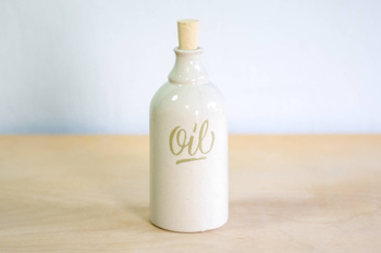 Butelka na oliwę. Biała z dekoracyjnym napisem "Oil". Bez uszka.