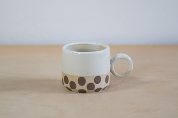 Kubeczek do kawy biały w brązowe kropy