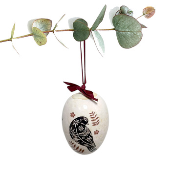 Jajko wielkanocne z bordową wstążeczką. Zając i ptaszek.