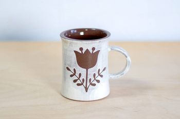 Kubek na kawę. Brązowo-Biały w kwiaty, wykonany ręcznie