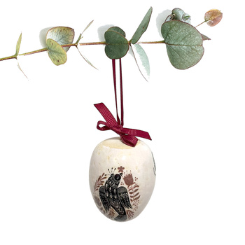 Jajko wielkanocne z bordową wstążeczką. Zając i ptaszek.