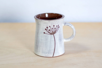 Kubek na kawę. Brązowo-Biały w kwiaty, wykonany ręcznie