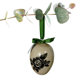 Jajko wielkanocne z zieloną wstążeczką. Kwiaty z tatuaży czarne i czarne