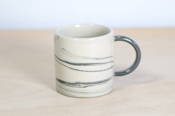 Kubek na kawę. Biało-Czarny w technice agatowej