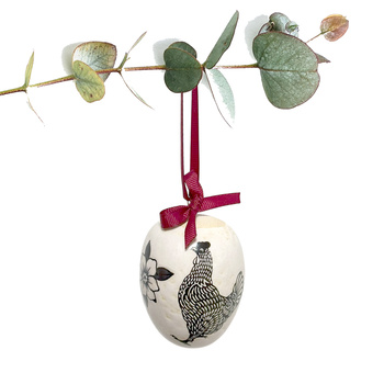 Jajko wielkanocne z bordową wstążeczką. Kurki.