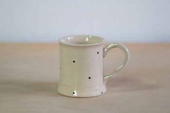 Kubeczek do kawy biały w czarne kropeczki