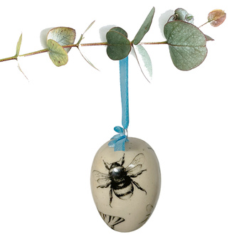 Jajko wielkanocne z błękitną wstążeczką. Dalia i żuczek