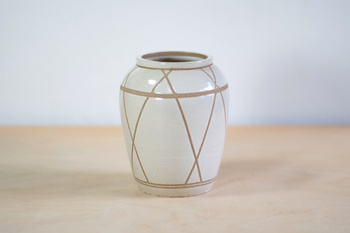 Wazon orzechowy w dekoracyjne kreseczki