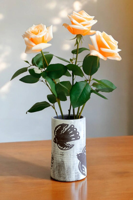 Wazon Bordowo-Biały dekorowany ręcznie wycinanką w ptaki